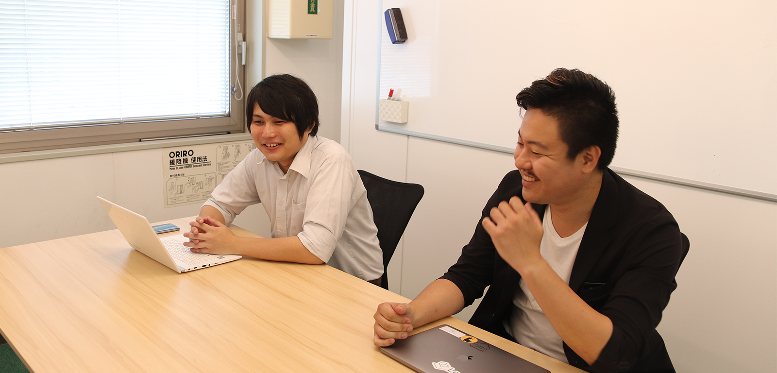 サンプルテキストの平井宏和さん（左）と杉野敦さん（右）