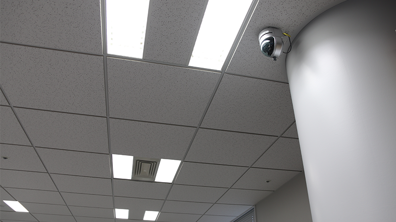 天井に設置された監視カメラが作業スペースを常時録画